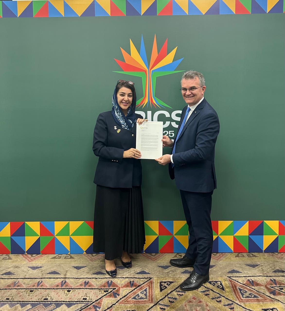 João Bosco Monte e Reem Bint Ebrahim Al Hashimy posam para a foto sorrindo